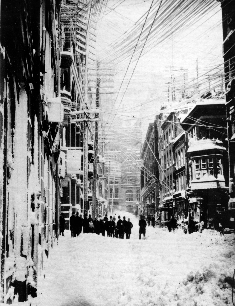 Illustration for article titled Photos from the Days When Thousands of Cables Crowded the Skies